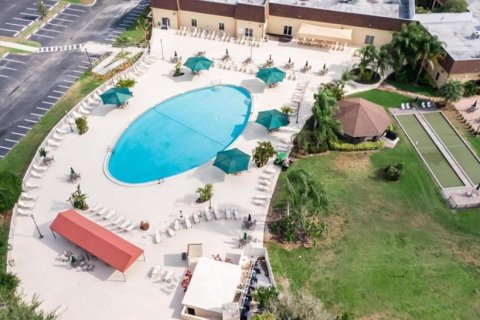 Condo in Sun City Center, Florida, 2 bedrooms  № 2211471 - photo 18