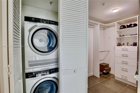 Купить кондоминиум в Майами, Флорида 1 спальня, 70.79м2, № 1943397 - фото 12