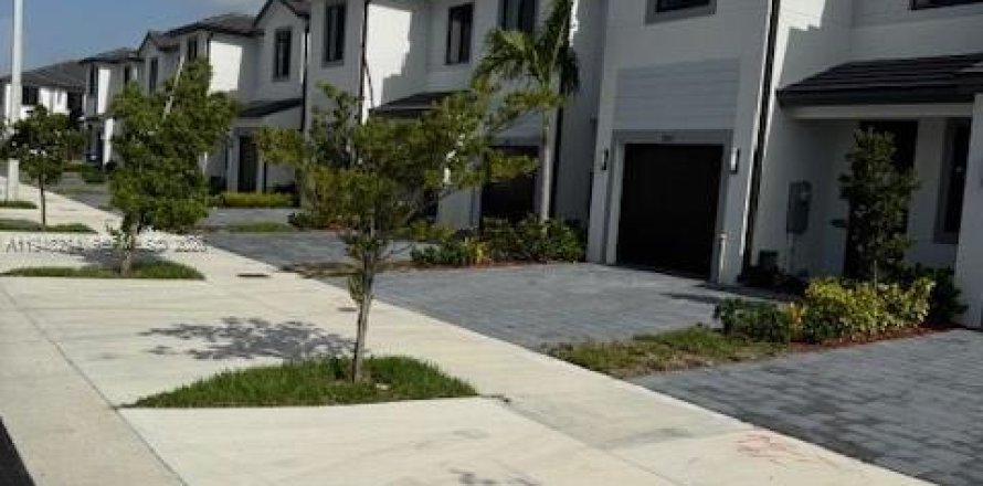 Townhouse in Homestead, Florida 4 bedrooms № 2004208