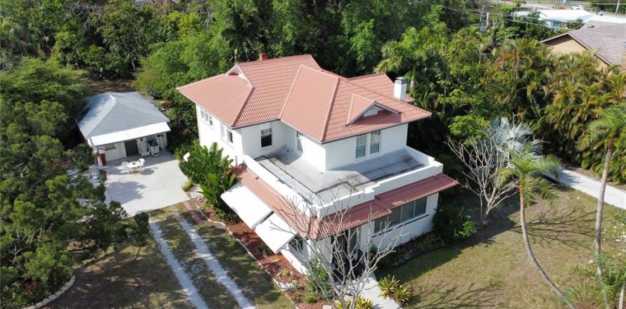 House in Fort Myers, Florida 4 bedrooms, 249.16 sq.m. № 1751007