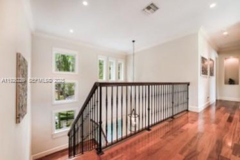 Casa en venta en Miami, Florida, 5 dormitorios, 400.04 m2 № 1984538 - foto 11