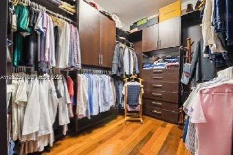 Casa en venta en Miami, Florida, 5 dormitorios, 400.04 m2 № 1984538 - foto 19