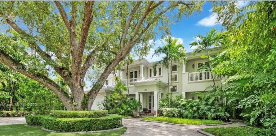 Casa en Miami, Florida 5 dormitorios, 400.04 m2 № 1984538