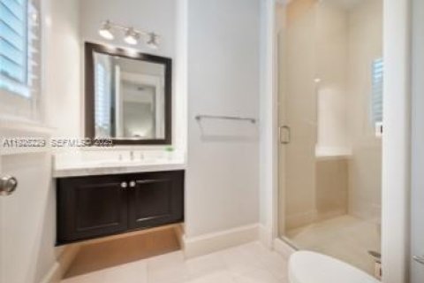 Casa en venta en Miami, Florida, 5 dormitorios, 400.04 m2 № 1984538 - foto 18