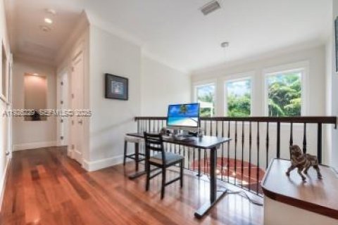 Casa en venta en Miami, Florida, 5 dormitorios, 400.04 m2 № 1984538 - foto 12