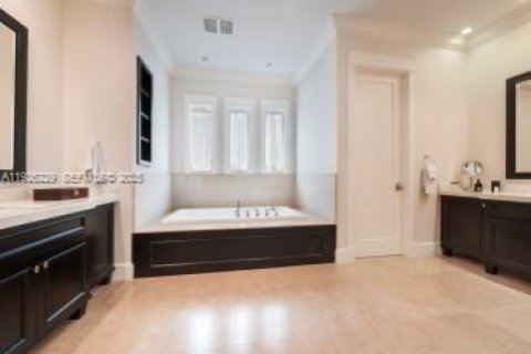 Casa en venta en Miami, Florida, 5 dormitorios, 400.04 m2 № 1984538 - foto 17