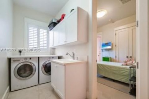 Casa en venta en Miami, Florida, 5 dormitorios, 400.04 m2 № 1984538 - foto 9