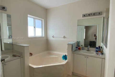 Townhouse in Homestead, Florida 2 bedrooms, 132.94 sq.m. № 2031003 - photo 27