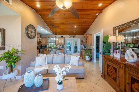 Купить виллу или дом в Хомстед, Флорида 4 спальни, 198.07м2, № 2024257 - фото 6