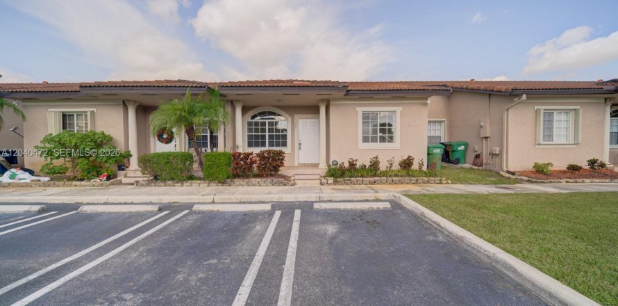 House in Miami, Florida 3 bedrooms, 116.31 sq.m. № 2087102