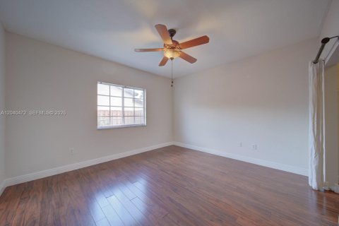 House in Miami, Florida 3 bedrooms, 116.31 sq.m. № 2087102 - photo 18
