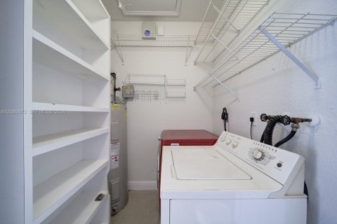 House in Miami, Florida 3 bedrooms, 116.31 sq.m. № 2087102 - photo 9