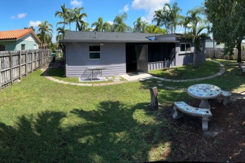 House in Kendall, Florida 5 bedrooms № 1698997 - photo 1