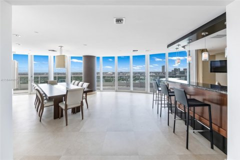 Condominio en venta en Miami, Florida, 4 dormitorios, 532.33 m2 № 1891590 - foto 9