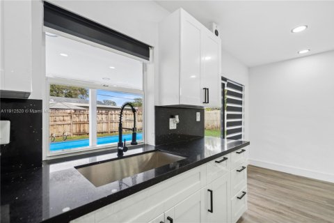 Casa en venta en Margate, Florida, 4 dormitorios, 111.11 m2 № 1969002 - foto 15