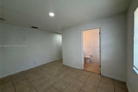 Villa ou maison à louer à West Palm Beach, Floride: 1 chambre, 288 m2 № 2029537 - photo 8