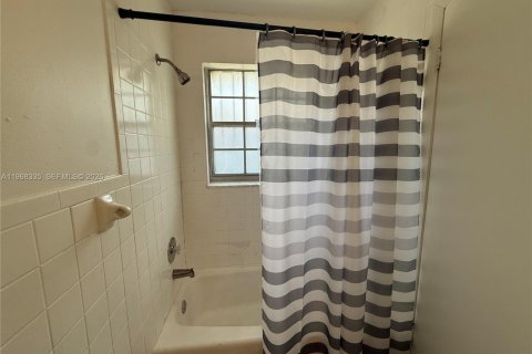 Villa ou maison à louer à West Palm Beach, Floride: 1 chambre, 288 m2 № 2029537 - photo 10