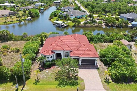 House in Port Charlotte, Florida 3 bedrooms, 222.04 sq.m. № 2228339