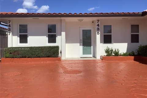 Снять в аренду виллу или дом в Майами, Флорида 4 спальни, 167.22м2, № 1966004 - фото 1