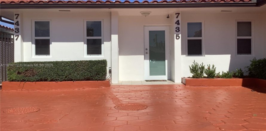 Дом в Майами, Флорида 4 спальни, 167.22м2 № 1966004