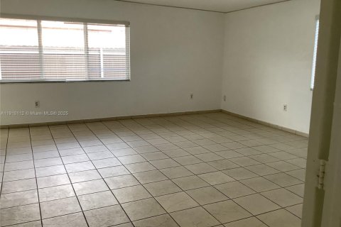 Снять в аренду виллу или дом в Майами, Флорида 4 спальни, 167.22м2, № 1966004 - фото 9