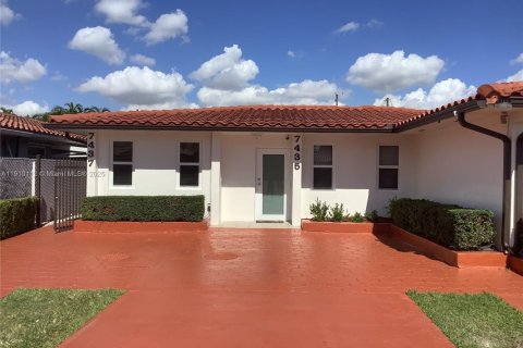 Снять в аренду виллу или дом в Майами, Флорида 4 спальни, 167.22м2, № 1966004 - фото 2