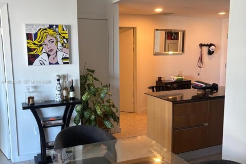 Condo in Miami, Florida, 1 bedroom  № 2025045 - photo 5