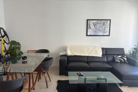 Condo in Miami, Florida, 1 bedroom  № 2025045 - photo 2