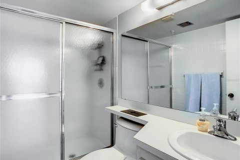 Снять в аренду кондоминиум в Мадейра - Бич, Флорида 3 комнаты, 102.19м2, № 1886959 - фото 25