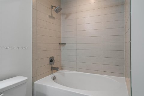 Copropriété à louer à Miami, Floride: 2 chambres, 110.74 m2 № 2023983 - photo 19