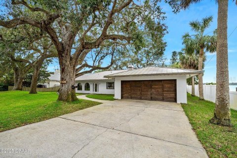 House in Ormond Beach, Florida 3 bedrooms, 340.67 sq.m. № 1521857 - photo 1