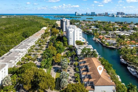 Condo in North Miami, Florida, 3 bedrooms  № 1974244 - photo 1