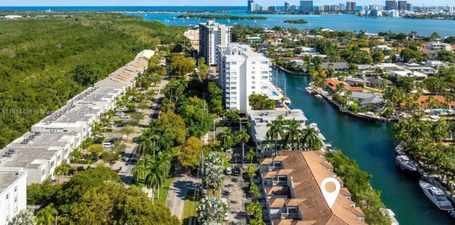 Condo in North Miami, Florida, 3 bedrooms  № 1974244