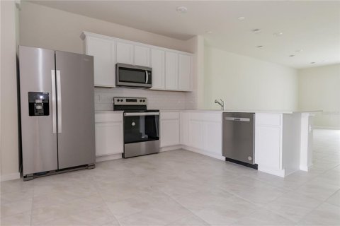 Townhouse in Davenport, Florida 3 bedrooms, 161.28 sq.m. № 2296405 - photo 5