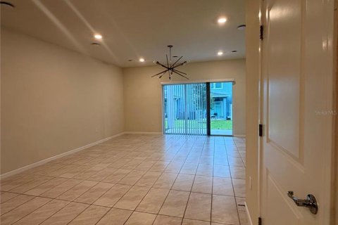 Townhouse in Davenport, Florida 3 bedrooms, 161.28 sq.m. № 2296405 - photo 3