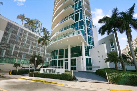 Condominio en Miami, Florida, 2 dormitorios  № 1984119
