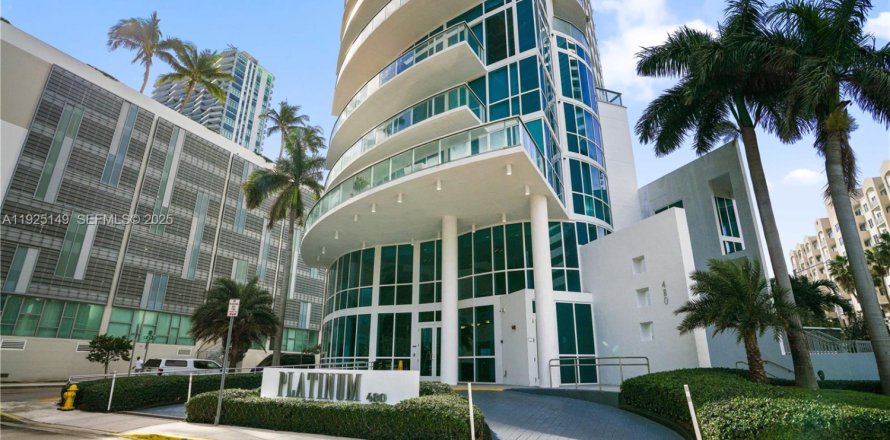 Condominio en Miami, Florida, 2 dormitorios  № 1984119