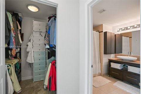 Condominio en alquiler en Miami, Florida, 2 dormitorios, 93.55 m2 № 1984119 - foto 18