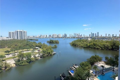 Condo in North Miami Beach, Florida, 2 bedrooms  № 1712142 - photo 9
