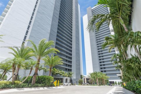 Condo in North Miami Beach, Florida, 2 bedrooms  № 1712142 - photo 30