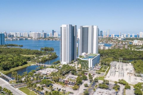 Condo in North Miami Beach, Florida, 2 bedrooms  № 1712142 - photo 1