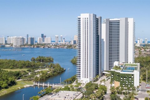 Condo in North Miami Beach, Florida, 2 bedrooms  № 1712142 - photo 2