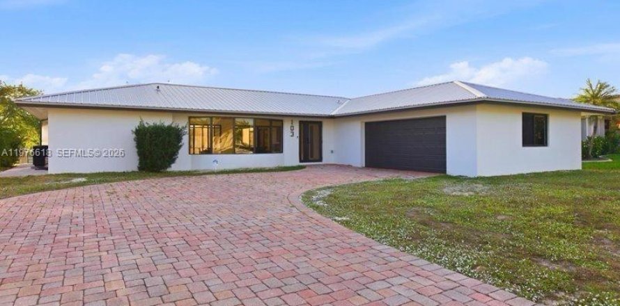 House in Punta Gorda, Florida 3 bedrooms № 2041059