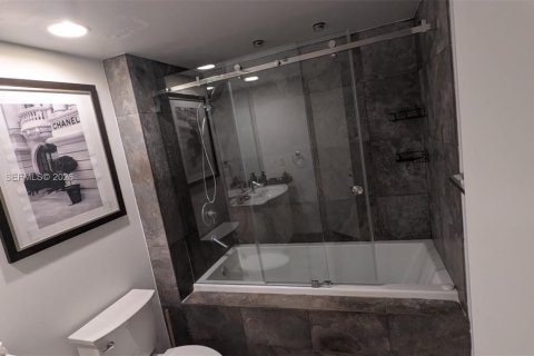 Купить кондоминиум в Майами, Флорида 55.56м2, № 2154424 - фото 21
