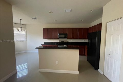 House in Miami, Florida 4 bedrooms, 249.81 sq.m. № 2040747 - photo 15