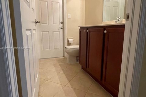 House in Miami, Florida 4 bedrooms, 249.81 sq.m. № 2040747 - photo 22