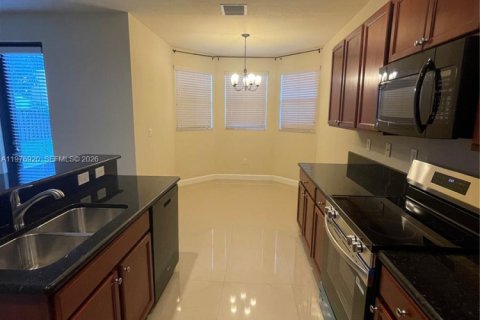 House in Miami, Florida 4 bedrooms, 249.81 sq.m. № 2040747 - photo 12