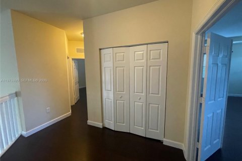 House in Miami, Florida 4 bedrooms, 249.81 sq.m. № 2040747 - photo 30