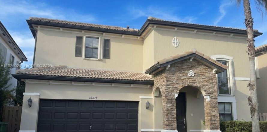 House in Miami, Florida 4 bedrooms, 249.81 sq.m. № 2040747