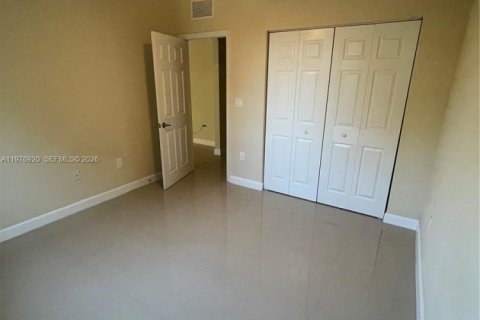 House in Miami, Florida 4 bedrooms, 249.81 sq.m. № 2040747 - photo 21